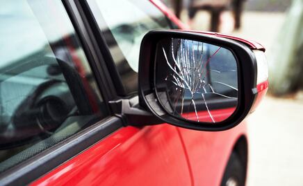 Trampa del espejo retrovisor: Así es la estafa con la que roban tu información bancaria