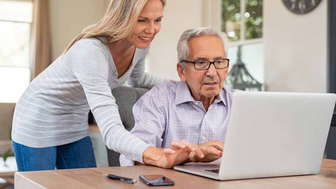 El IMSS digitaliza el trámite de pensión para hacerlo más rápido (Foto: Canva)