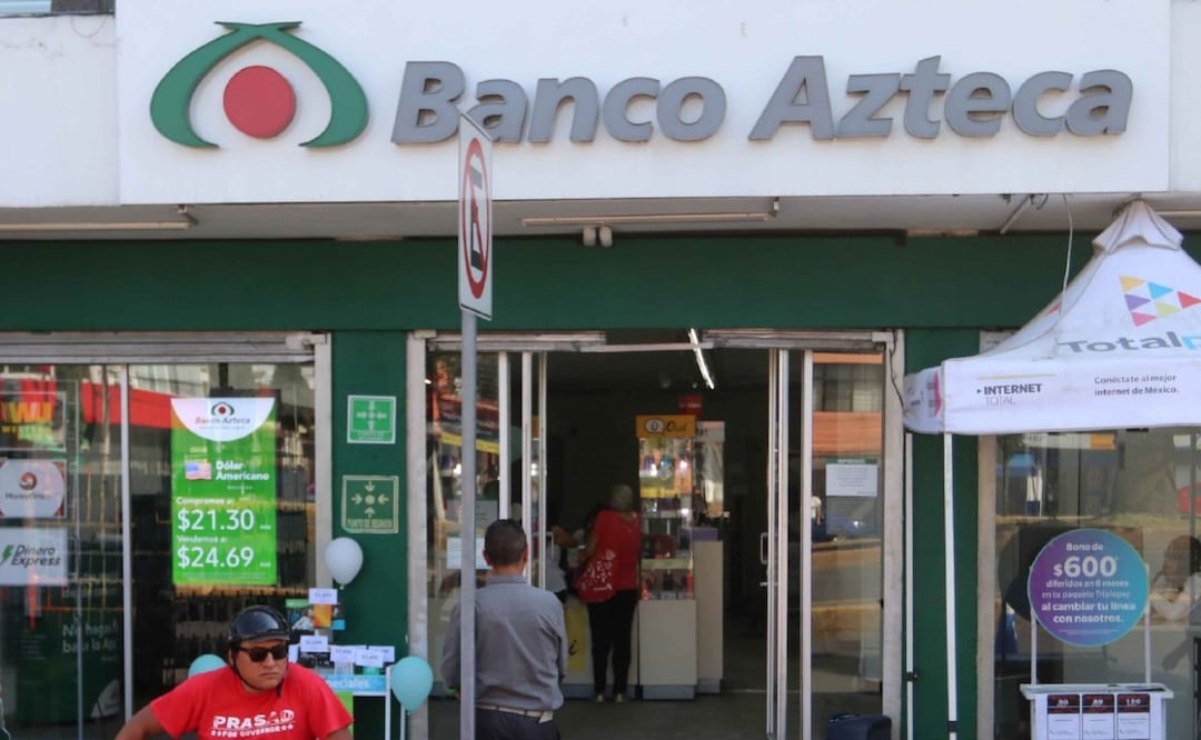 Mujer bloquea Banco Azteca porque cajero le roba su dinero: esto debes hacer para que te devuelvan. (Cuartoscuro)