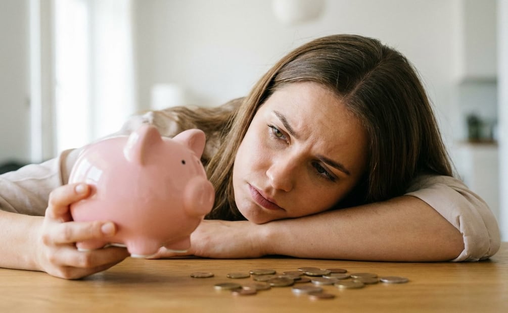 ¿Finanzas en desorden? El problema no es el dinero, sino la falta de organización en tu rutina.. (Foto: Creada con IA)