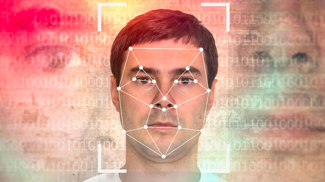 Personal del Registro Civil captará huellas dactilares e imagen facial como parte del trámite de CURP biométrica (Foto: Canva)