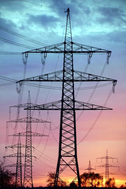 Mediante la Fibra CFE E puedes invertir en la red de transmisión eléctrica en México. (Foto: Pexels)