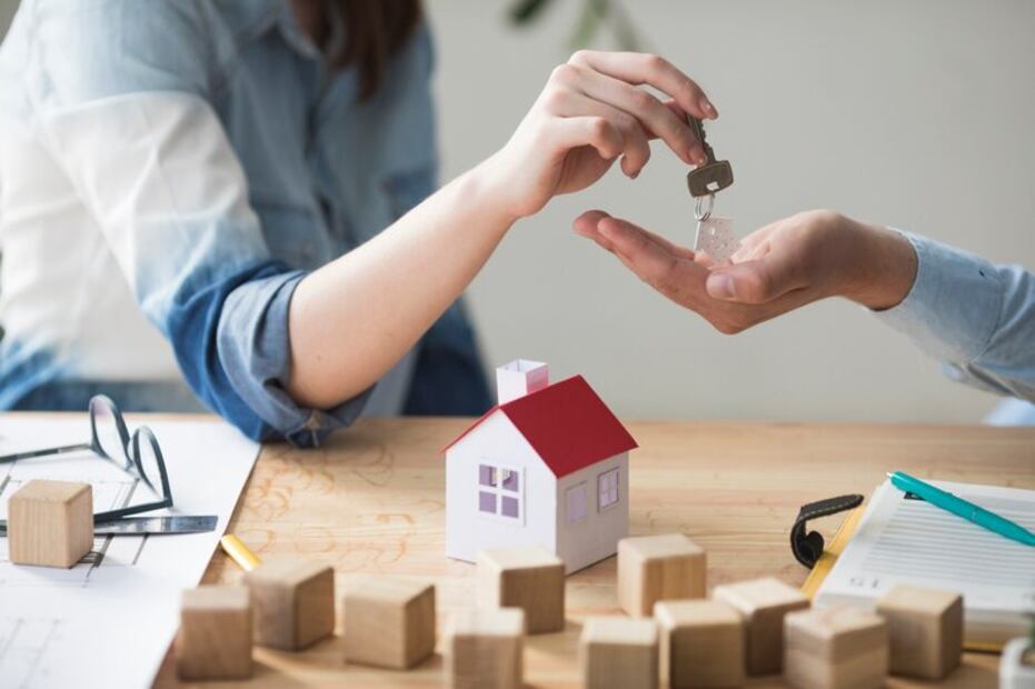 Compara entre varias opciones previo a tomar una decisión tan grande como comprar una casa. (Foto: Freepik)