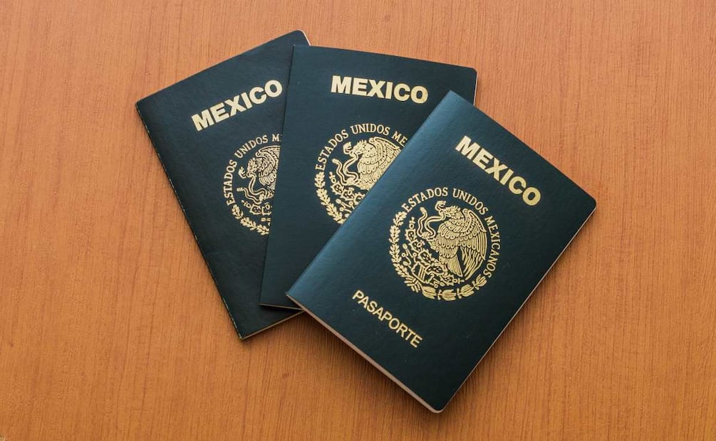 Así luce el pasaporte mexicano sin chip electrónico, es decir el ordinario (Foto: DeDinero)