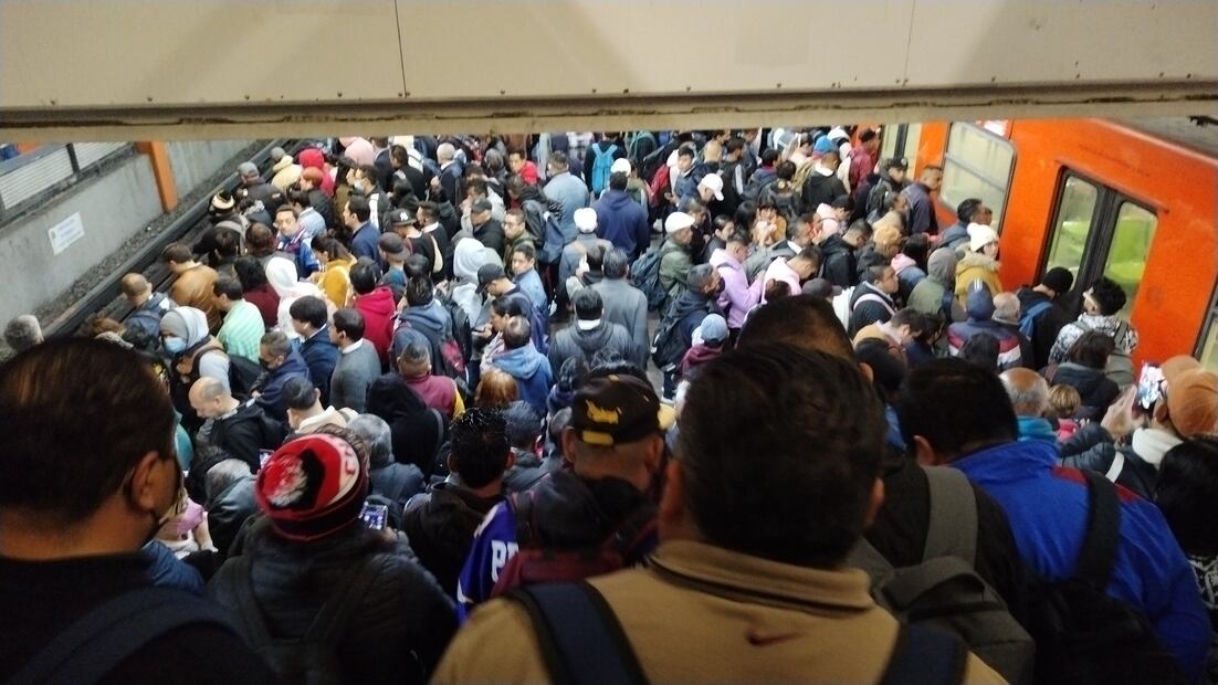 El STC recomienda a los usuarios no aventar objetos a las vías para evitar retrasos. (Fotos: Redes sociales)