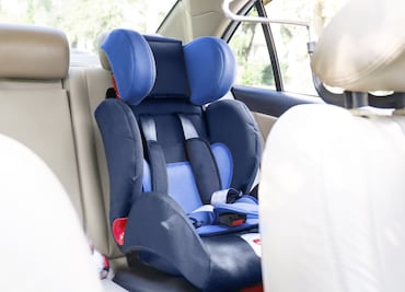 ¿Cuánto es la multa por traer niños adelante del carro en México?