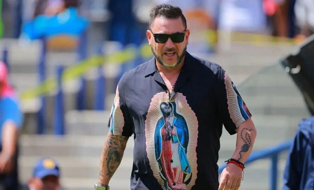 La camisa del técnico de los Pumas es diseñada por una marca inglesa. (Foto: Redes Sociales)