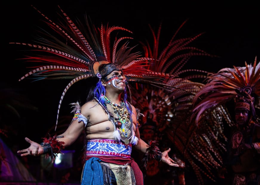 La obra La Leyenda de la Llorona, La Cihuacóatl zarpando desde los canales de Xochimilco (Foto: Canva)