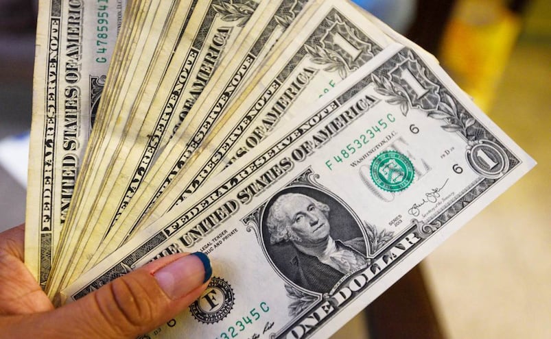 ¿Dólares en Banco Azteca? Conoce el monto máximo que puedes comprar y vender por día