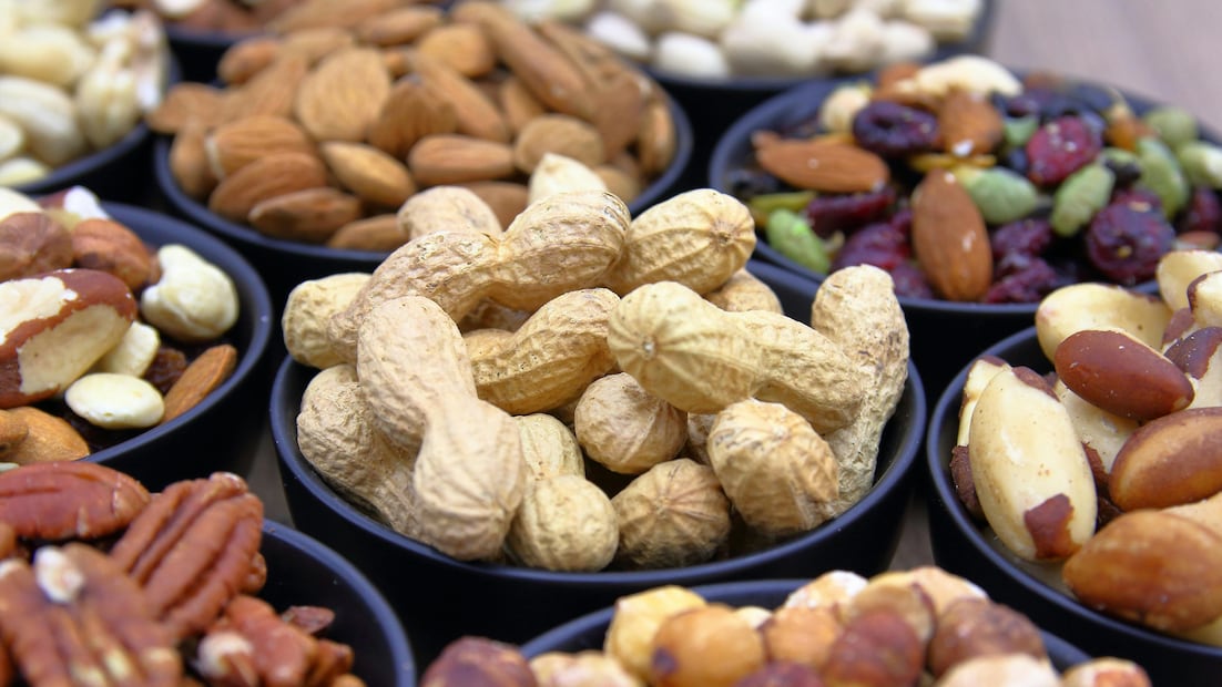 Profeco analizó 35 marcas de cacahuates y descubrió que varias contienen más sodio del que declaran en sus etiquetas (Foto: Canva)