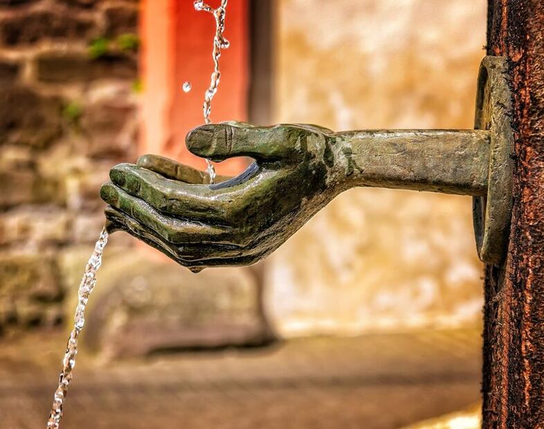 En tus manos está cuidar el agua y tus finanzas. (Foto: Pixabay)