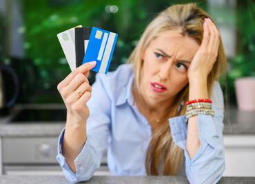 ¿Se puede pagar una deuda de tarjeta de crédito con otra?