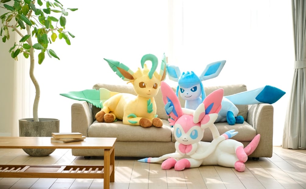 Pokémon y sus peluches de tamaño real de las evoluciones de Eevee (Foto: Captura de pantalla-Facebook Pokéshop México)