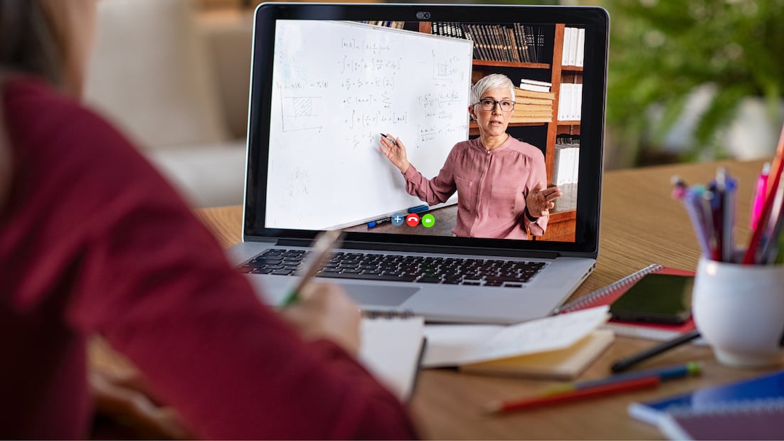 UnADM te da el pase para estudiar desde donde quieras, con carreras modernas y sin pagar colegiatura (Foto: Canva)