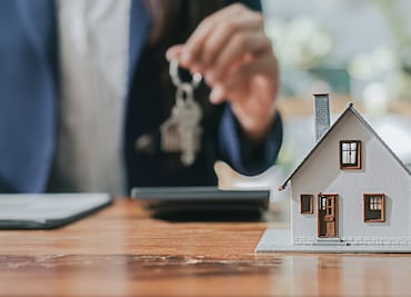 Guía completa para evitar fraudes y errores legales en compra - venta de inmuebles