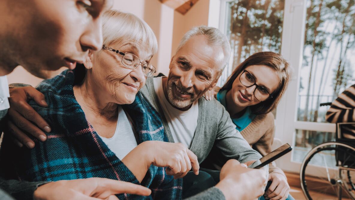 El programa de Vinculación Productiva del INAPAM abre oportunidades de empleo y voluntariado a personas mayores de 60 años en todo el país (Foto: Canva)