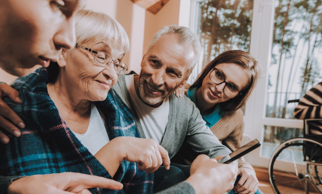 El programa de Vinculación Productiva del INAPAM abre oportunidades de empleo y voluntariado a personas mayores de 60 años en todo el país (Foto: Canva)