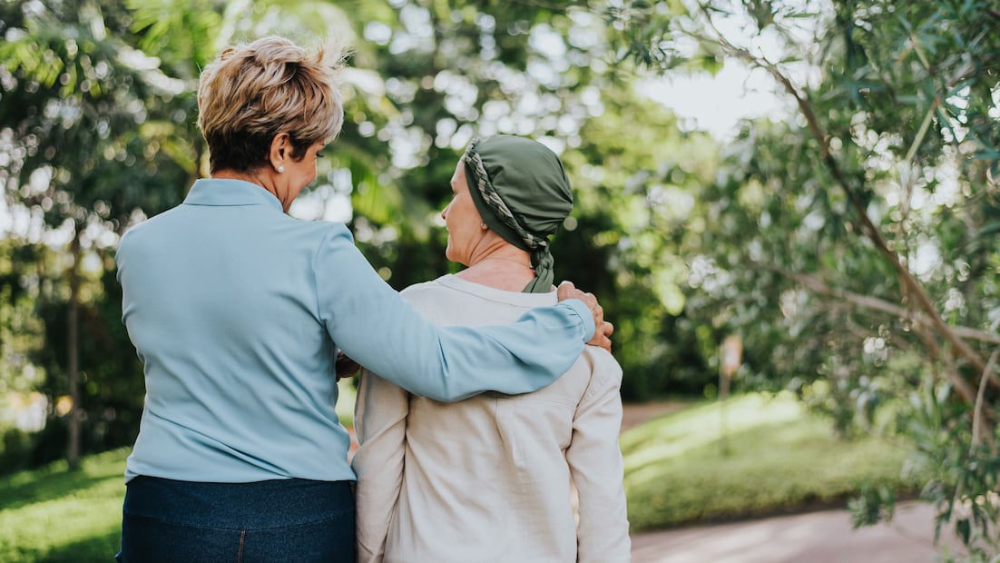 El ISSSTE apoya a madres y padres trabajadores a acompañar a sus hijos con cáncer mediante una licencia y un subsidio especial (Foto: Canva)