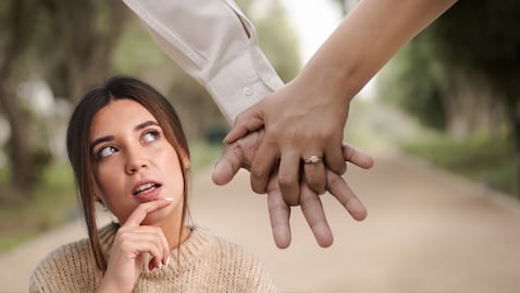 Tienes una relación con tu compañero de trabajo: Esto dice la ley en México sobre despidos, descuentos y castigos