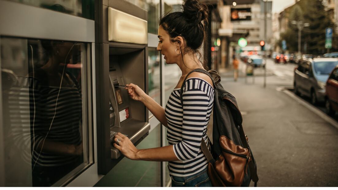 Tu dinero del bienestar puede estar en riesgo si no haces este trámite a tiempo (Foto: Canva)