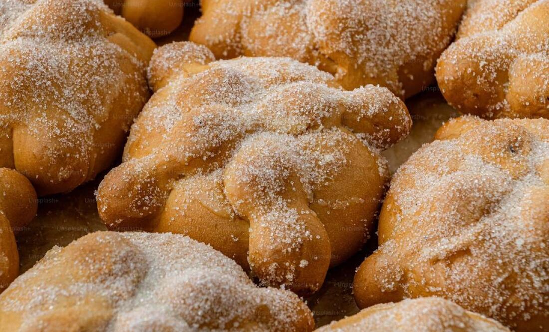 Te invitamos a que tengas un buen fin de semana en compañía de un pan de muerto y chocolatito caliente. (Foto: Unsplash)