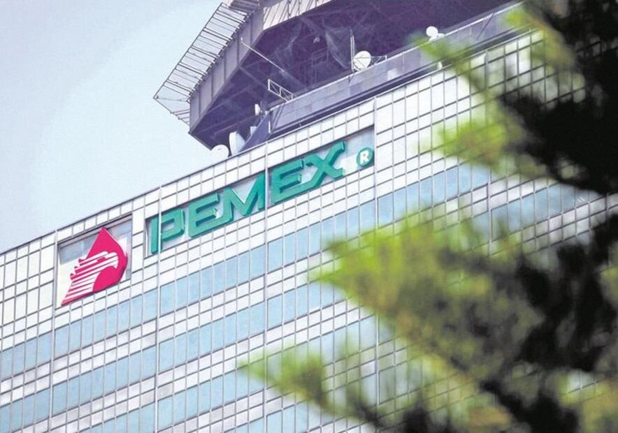 Sí es posible invertir en Pemex, de forma indirecta, a través de Cetesdirecto. (Foto: DeDinero)