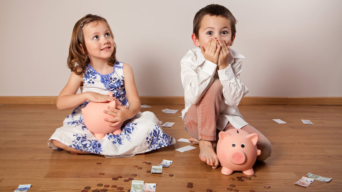 Con personajes, juegos y retos, el Escuadrón Billete busca que las nuevas generaciones desarrollen superpoderes financieros desde temprana edad (Foto: Canva)