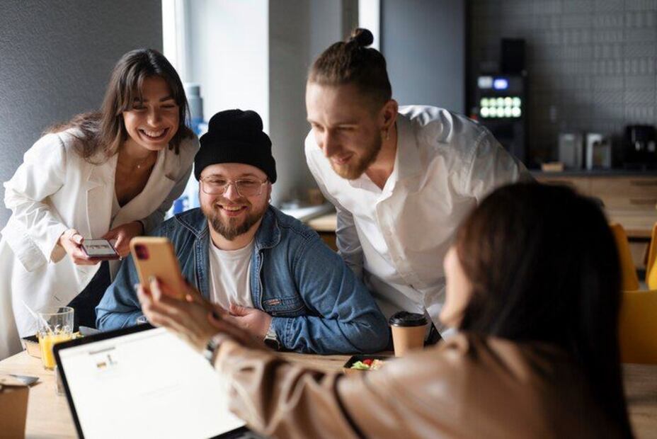 Millennials y Generación Z en el mundo financiero. Fuente: Freepik.