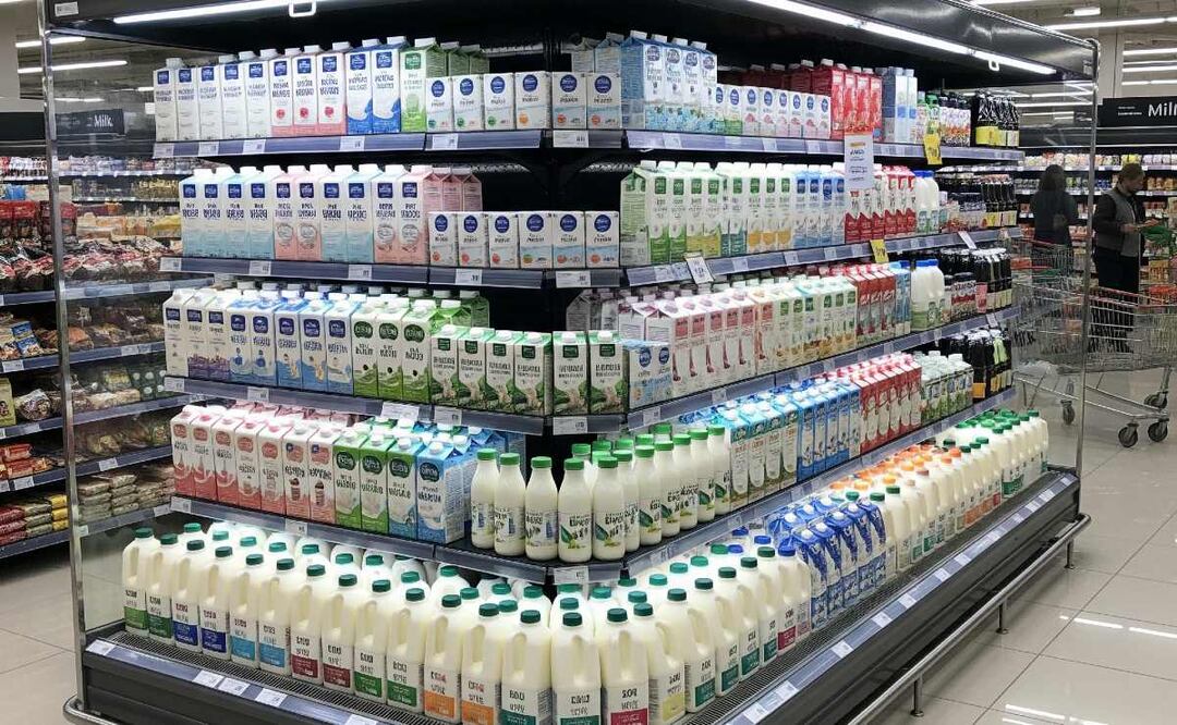 Profeco alerta: esta leche de tiendas 3B no es recomendable en 2025. (Foto: Creada con IA)