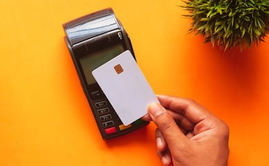 Cuál es la diferencia entre pagar con tu tarjeta de débito o nómina y una de crédito, así te conviene usarlas