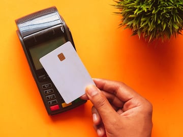 Cuál es la diferencia entre pagar con tu tarjeta de débito o nómina y una de crédito, así te conviene usarlas