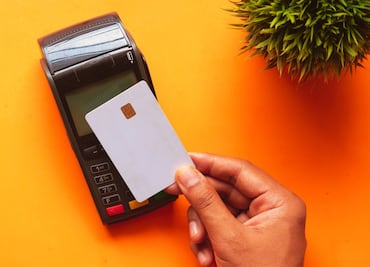 Cuál es la diferencia entre pagar con tu tarjeta de débito o nómina y una de crédito, así te conviene usarlas