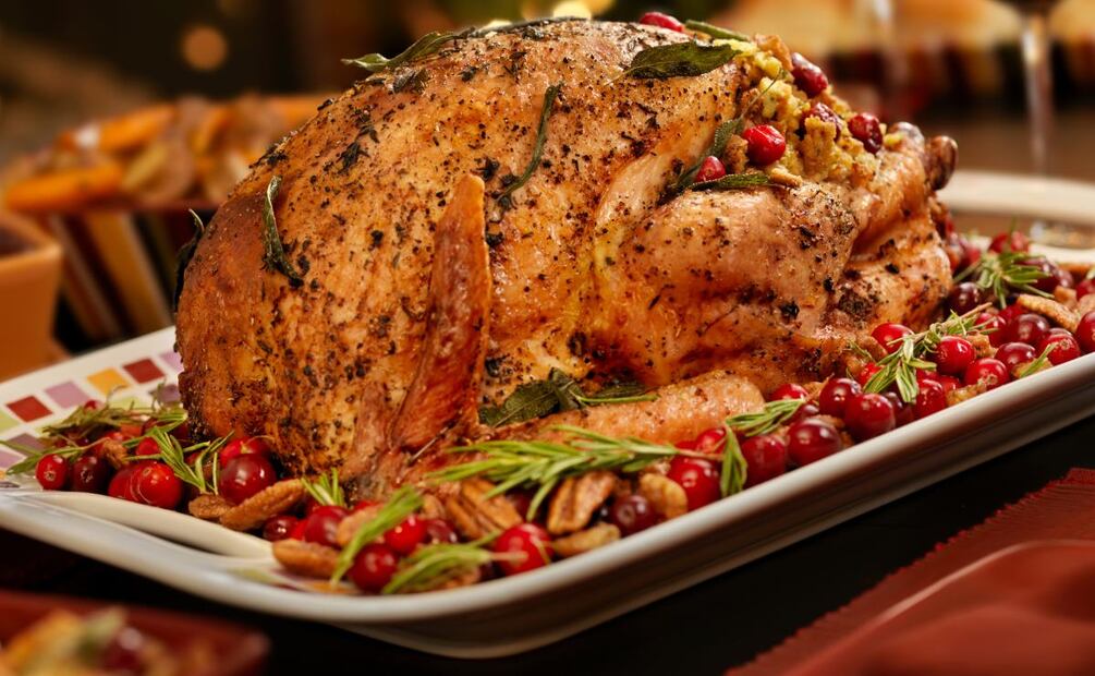 Uno de los platillos que no puede faltar en muchos hogares es el pavo relleno. (Foto: DeDinero)