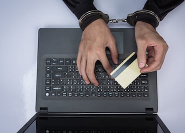 ¿Puedes ir a la cárcel por prestar tu tarjeta bancaria? Conoce los riesgos legales