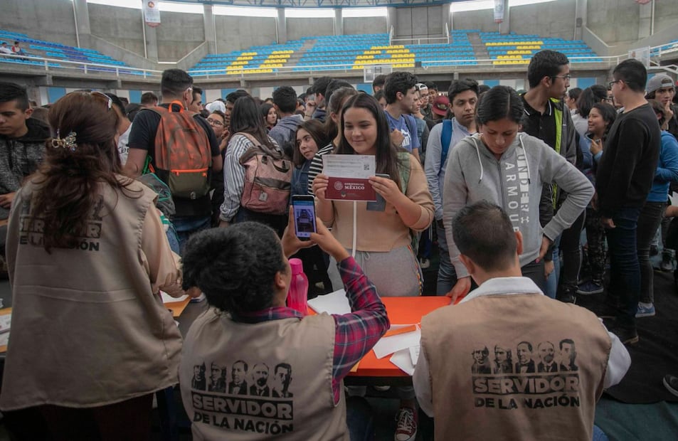 Estudiantes de educación media superior recibirán su depósito de mil 900 pesos como pago de la Beca Benito Juárez 2025 (Foto: Cuartoscuro)