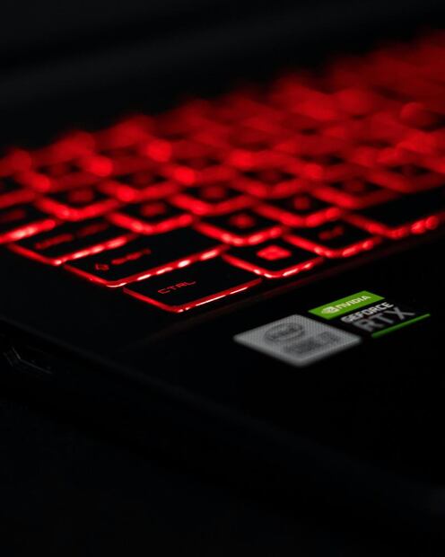 Las computadoras portátiles gamer suelen tener tarjetas gráficas potentes y teclados retroiluminados. (Foto: Unsplash)
