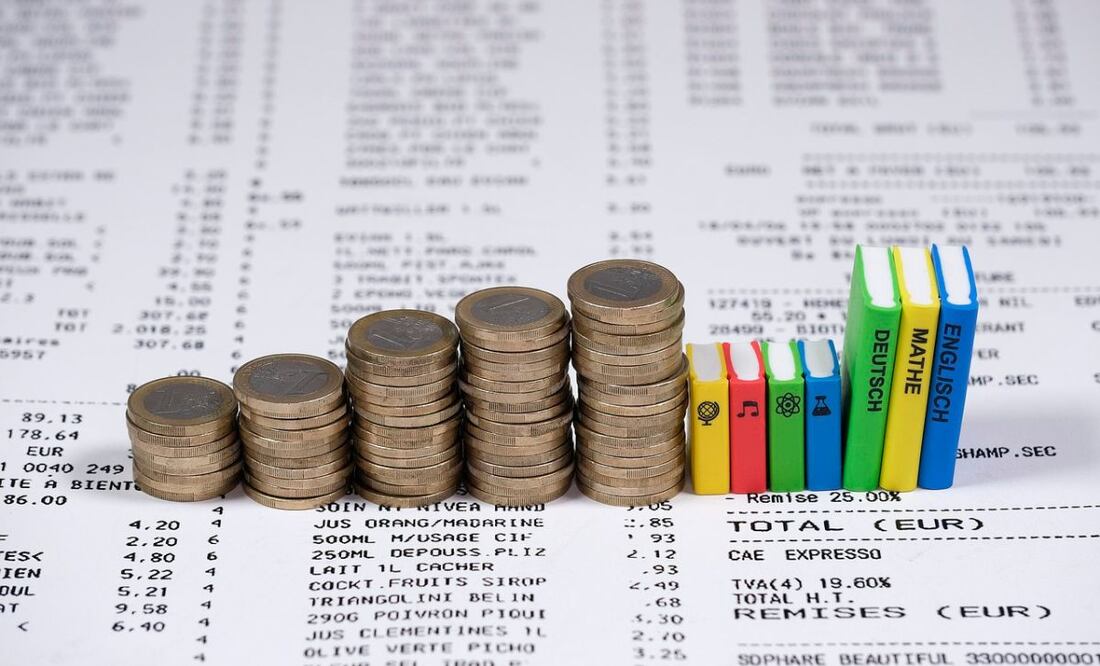 Dinero y estudio. Fuente: Pixabay