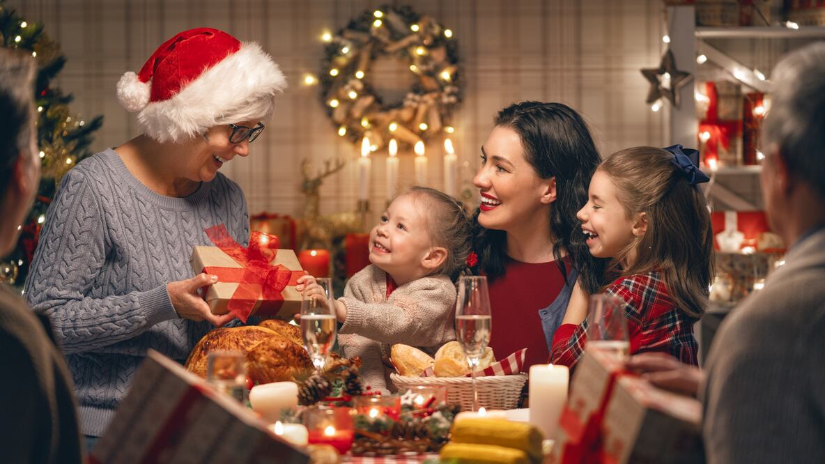 Adelantar los preparativos navideños ayuda a encontrar mejores precios y reduce el riesgo de endeudarse en enero (Foto: Canva)