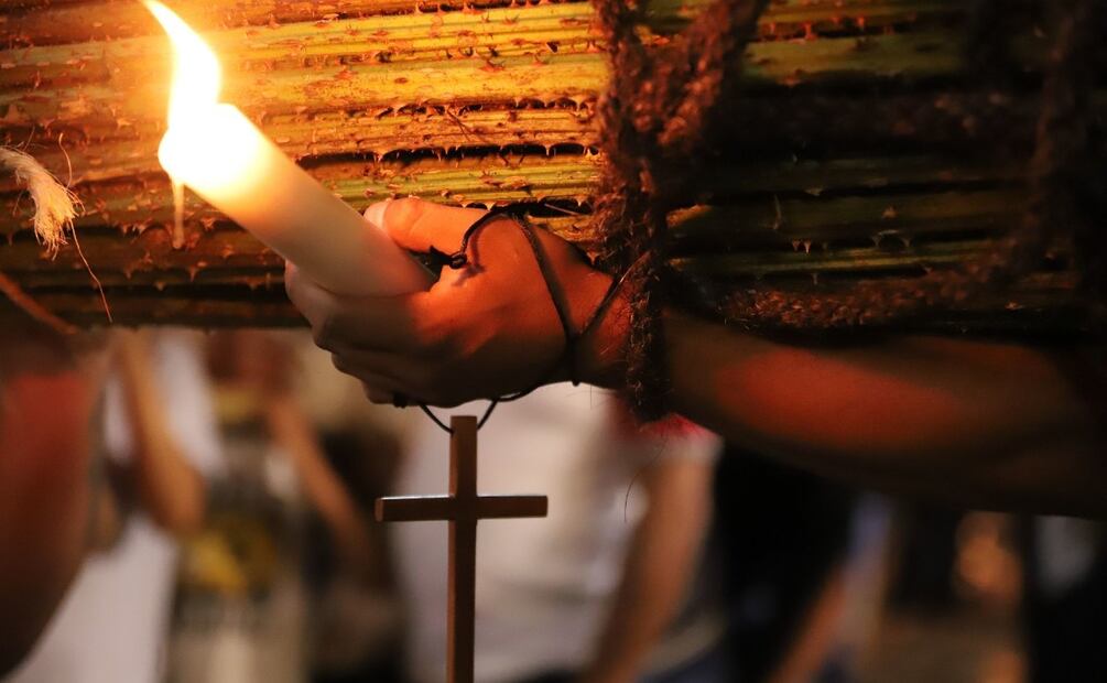 Algunos creyentes se flagelan y cargan rollos de espina como forma de enmendar sus pecados. (Foto: Cuartoscuro)