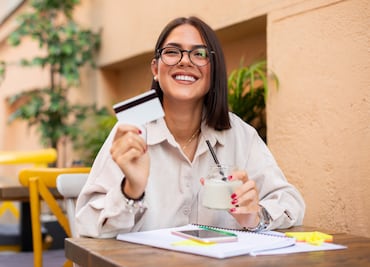 ¿Vas por tu primera tarjeta de crédito? Esto es lo que necesitas saber para empezar con el pie derecho