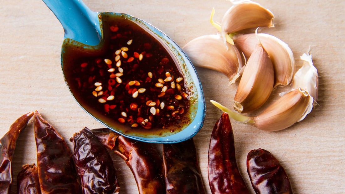 Preparar salsa macha en casa puede costar menos de 50 pesos y rendir para varias comidas, según Profeco (Foto: Canva)