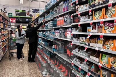 Es ilegal que revisen tu ticket de compra desde 2024 y la multa de Profeco a Walmart lo avala