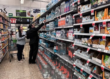 Es ilegal que revisen tu ticket de compra desde 2024 y la multa de Profeco a Walmart lo avala