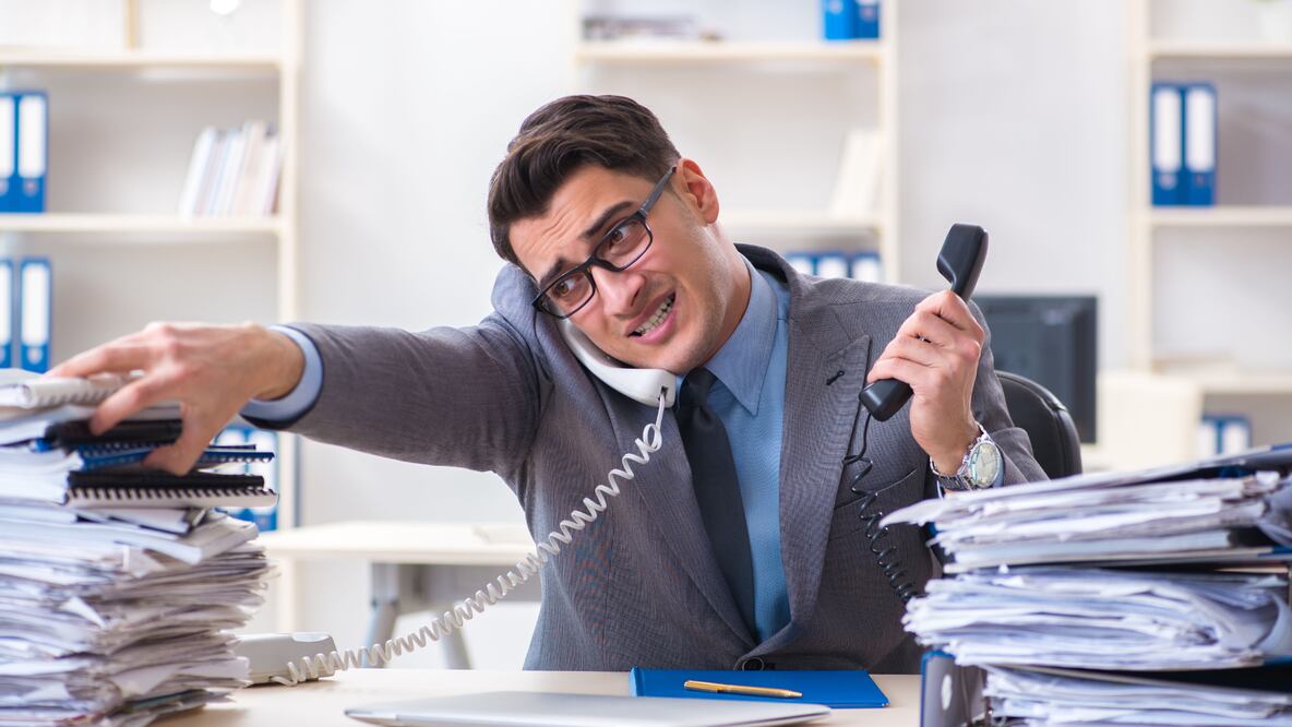 Mientras México debate la reducción de la jornada laboral, en China algunos empleados enfrentan semanas sin descanso y retrasos en sus pagos (Foto: Canva)