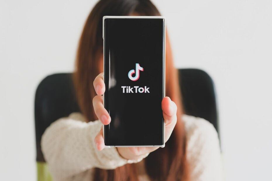 Más allá del consumismo, gana lugar en TikTok. Fuente: Freepik.