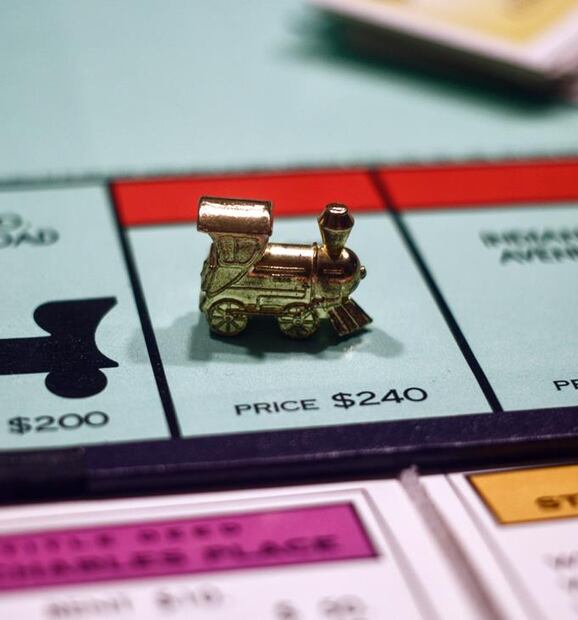 Con un juego de mesa, puedes mostrarles principios básicos de dinero y fomentar que tomen decisiones bien pensadas. (Foto: Unsplash)