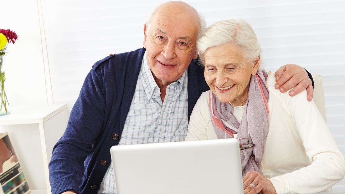 Profeco y Condusef impulsan talleres y recomendaciones para que las personas adultas mayores aprendan a detectar fraudes y a cuidar su economía personal (Foto: Canva)