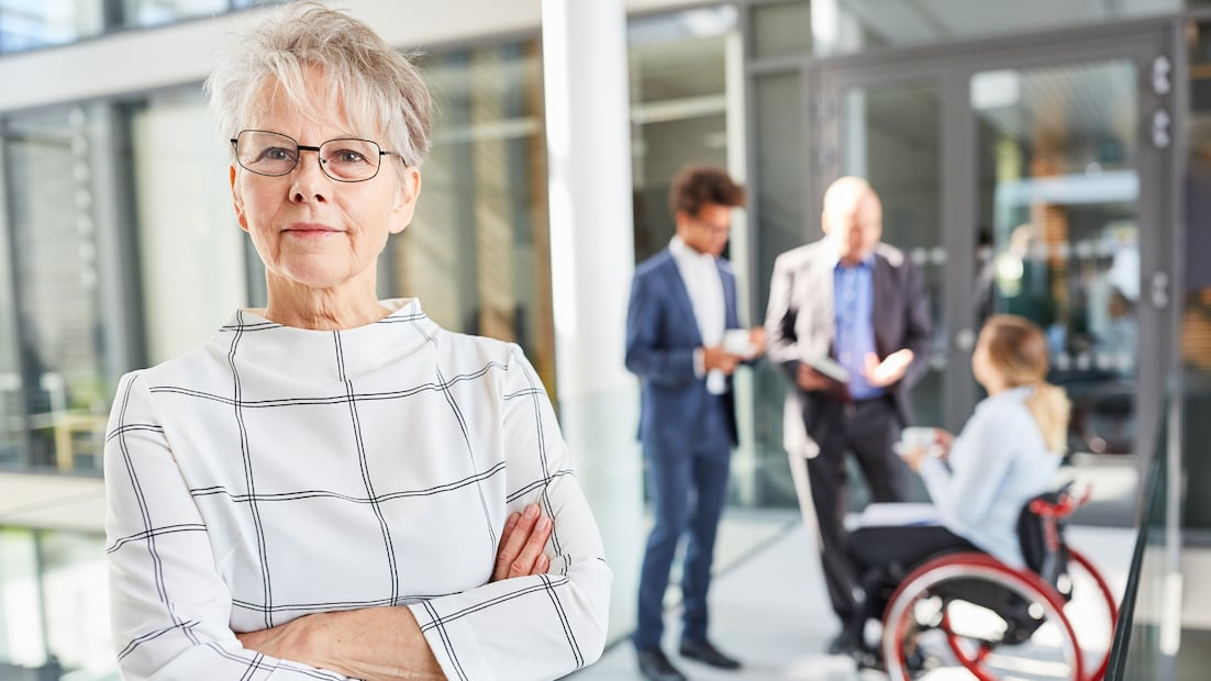 El programa de Vinculación Productiva del INAPAM abre oportunidades de empleo y voluntariado a personas mayores de 60 años en todo el país (Foto: Canva)