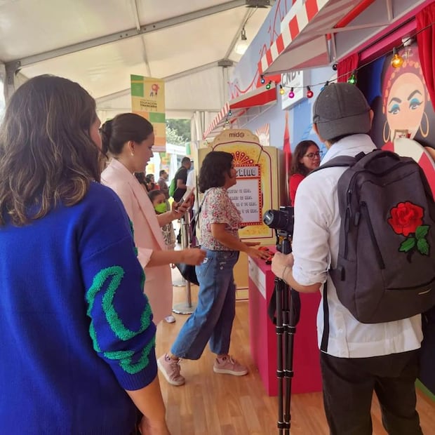 Las instituciones realizan dinámicas divertidas para educar sobre finanzas. (Foto: Condusef)