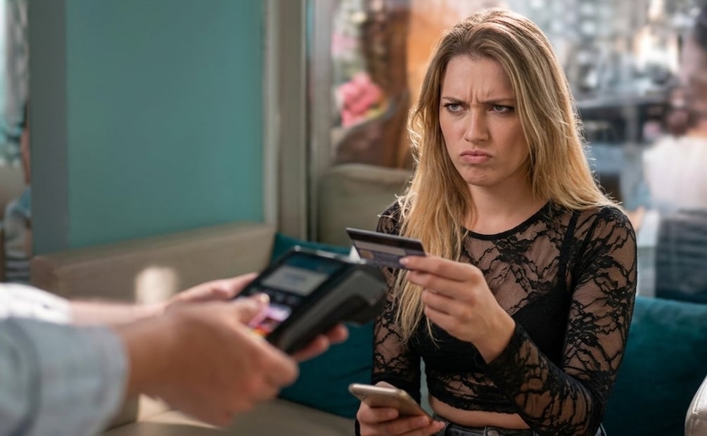 ¿Pagas extra al usar tu tarjeta de débito o crédito? Conoce los pasos para denunciar este cobro. (Foto: Creada con IA)